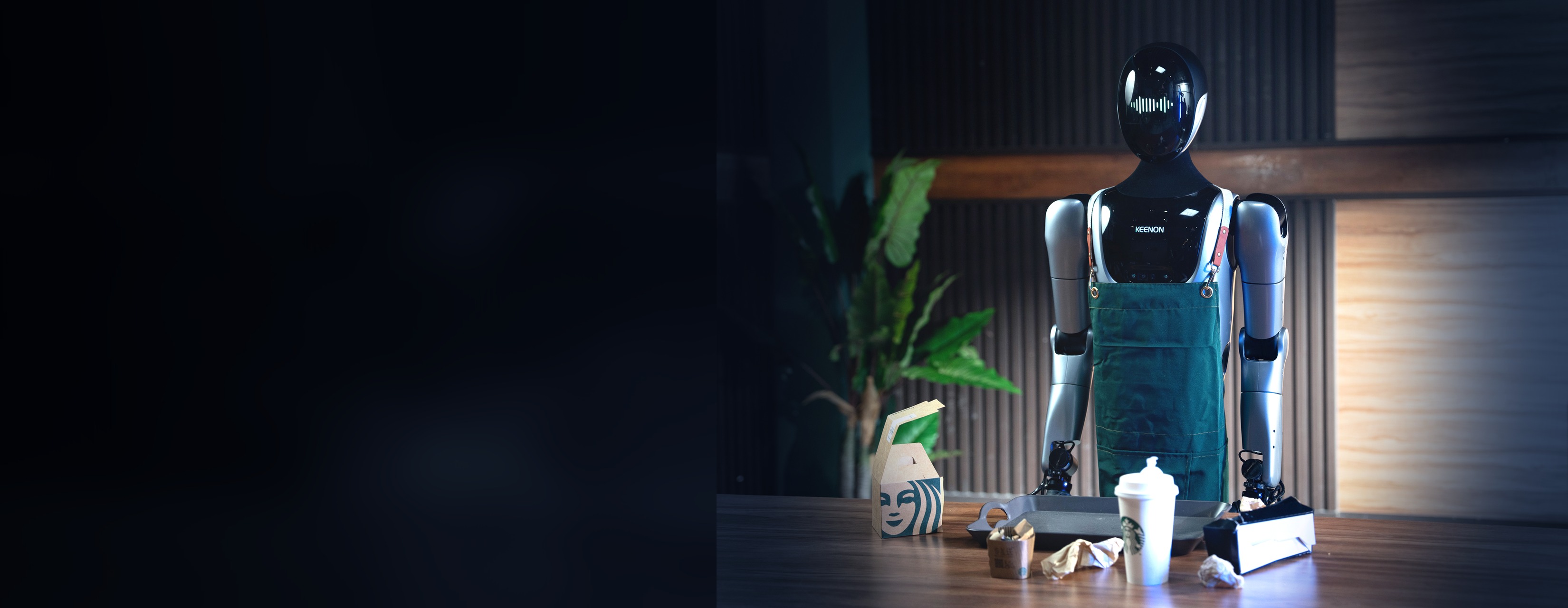 Humanoidný servisný robot v modernej tmavej lobby