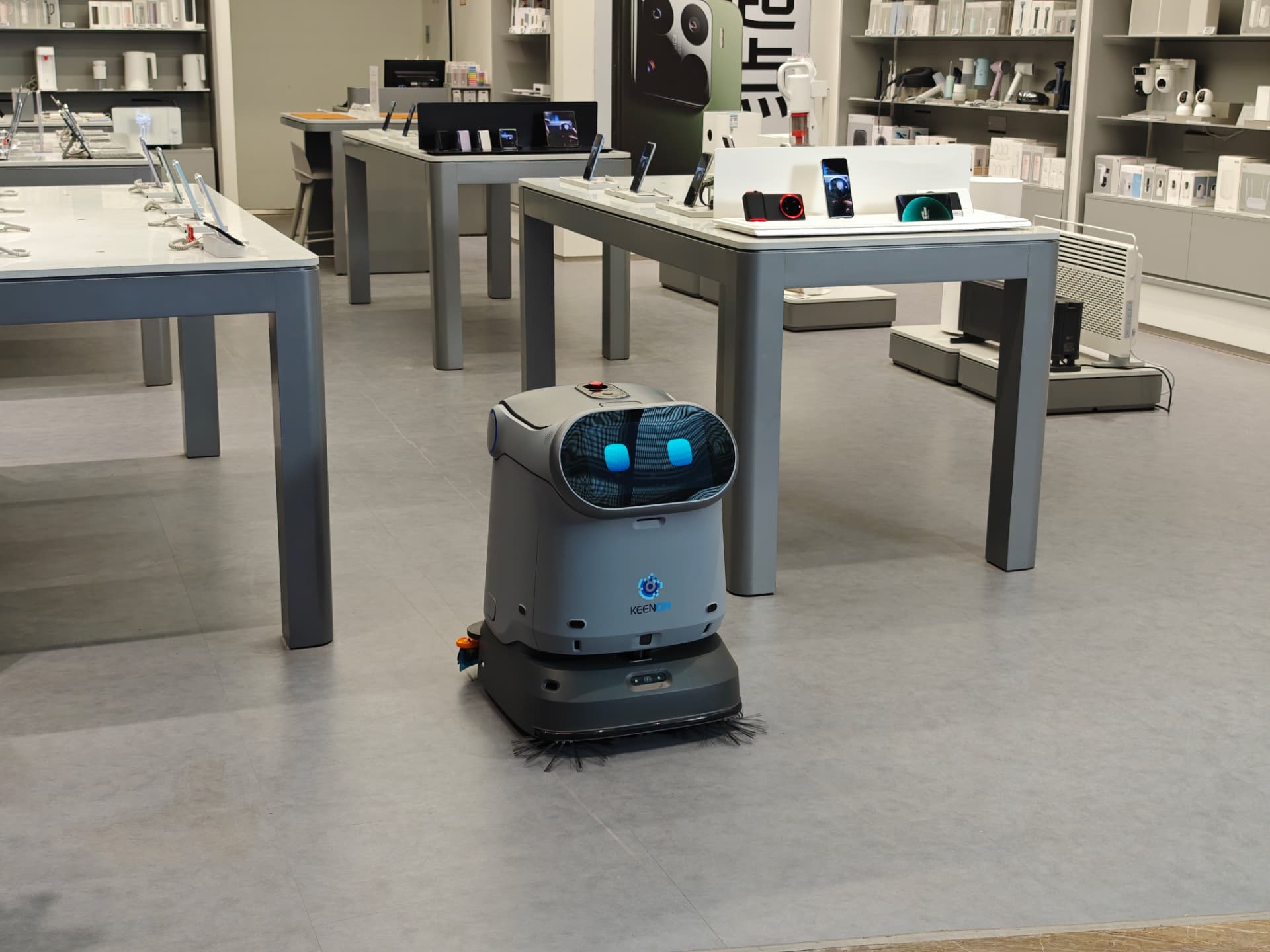 Autonómny čistiaci robot Keenon C40 v komerčnom priestore