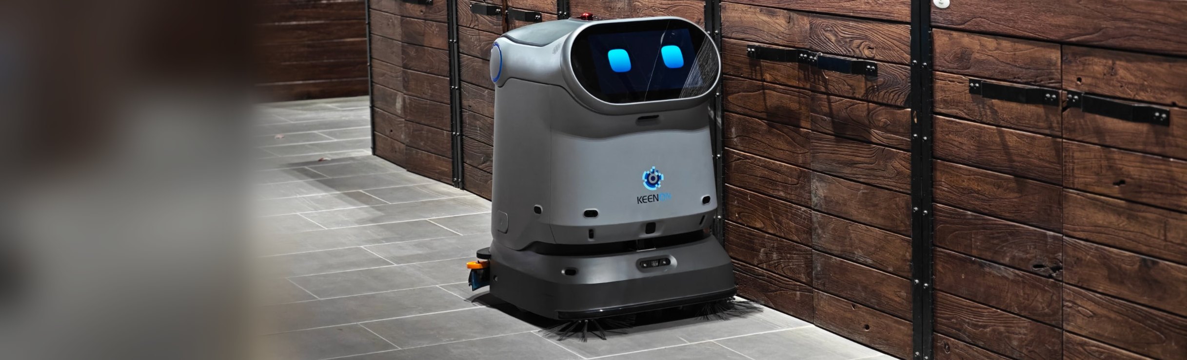 Čistiaci robot KEENON C55 v predajni pri oddelení zeleniny